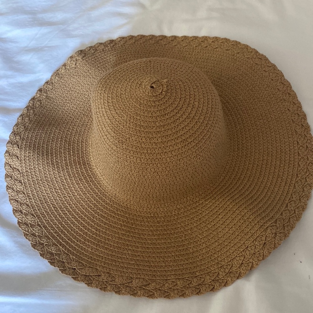 Beach hat barely worn!